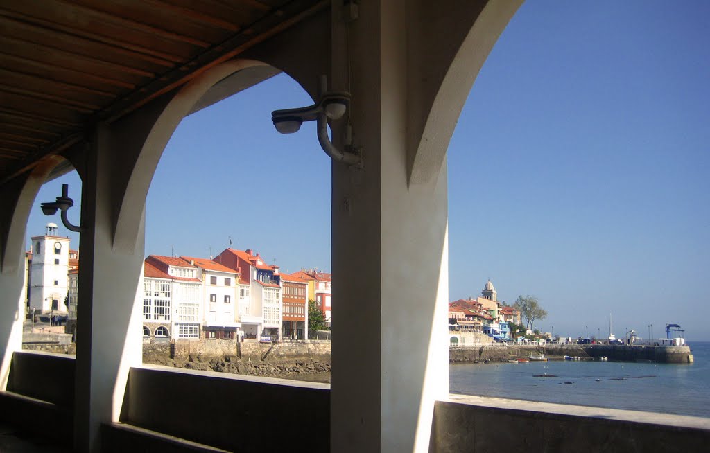 La Ribera y el muelle desde los arcos del Palacio by Beatriz Abella Villa…