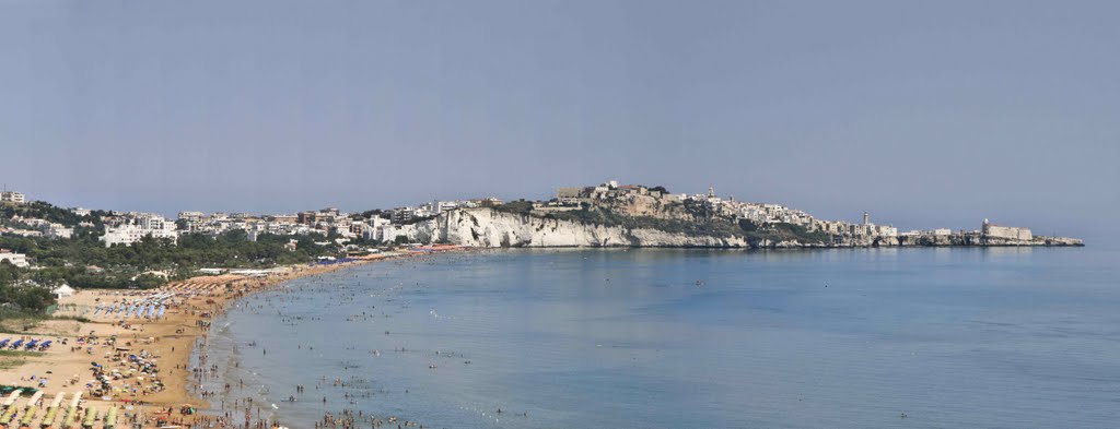 Vieste, Spiaggia Castello from Torre del Ponte 2009-07-15 (JV) by Jiri Veverka