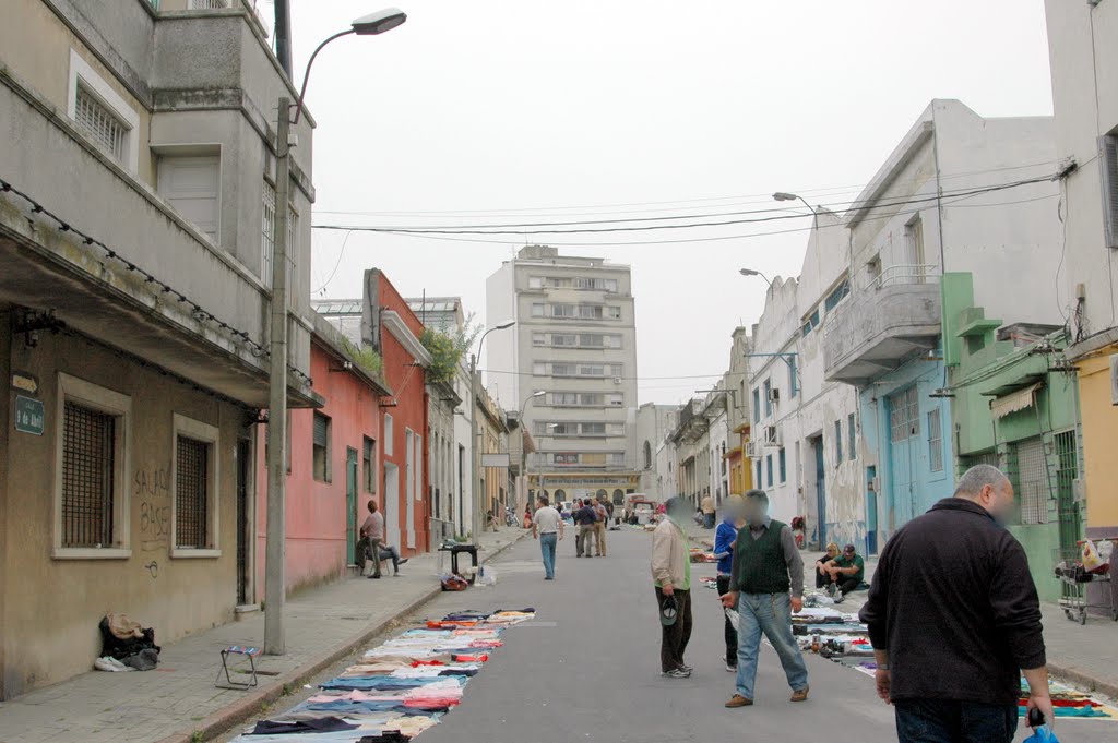 Feria de Tristán Narvaja en Calle 9 de Abril by Andrés Franchi Ugart…