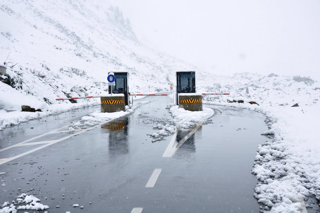 Nur mit Schneeketten und Winterausrüstung: Schon im September 2011 eingeschneite Silvretta Hochalpenstraße by Armin U. P. (Earth V…