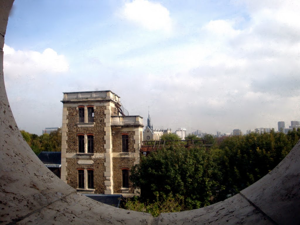 Le bâtiment désaffecté du Grand Coudé et la chapelle de la Congrégation de Saint-Joseph de Cluny by Ingrid RG