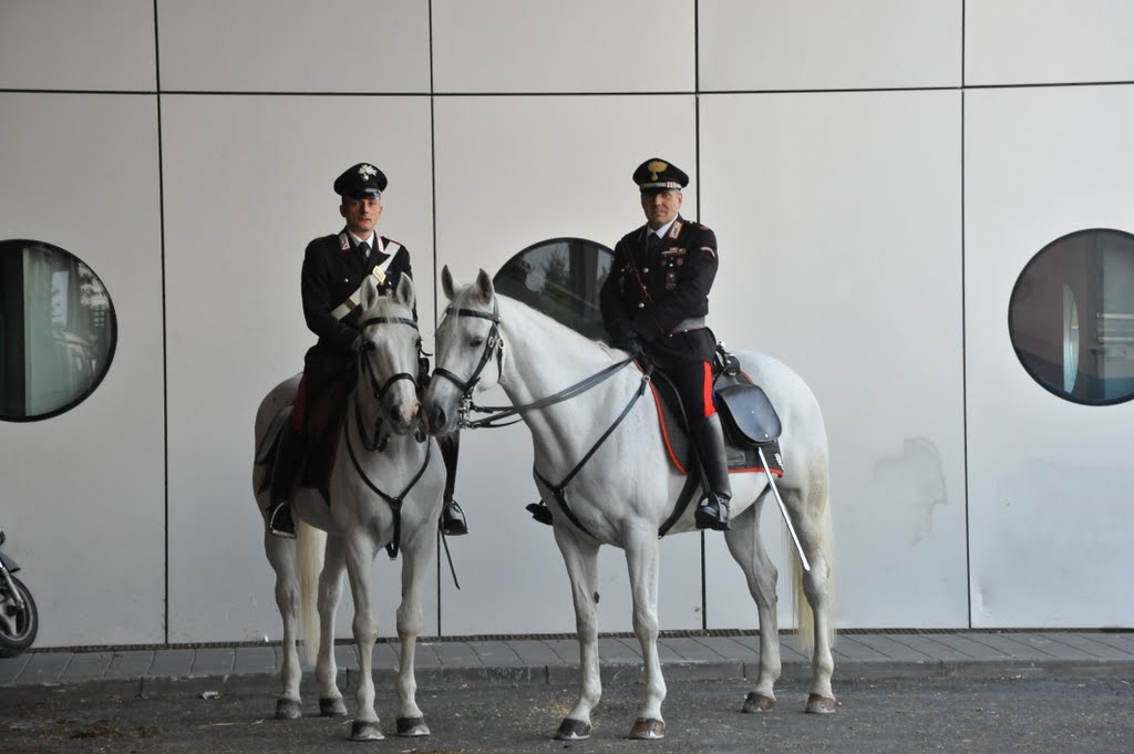 Arma dei carabinieri a cavallo! Fiera del cavallo Rho-Milano by cristina.ciutan