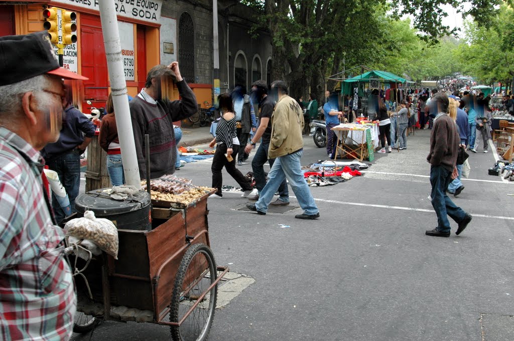 Feria de Tristán Narvaja Calle La Paz esquina Magallanes by Andrés Franchi Ugart…