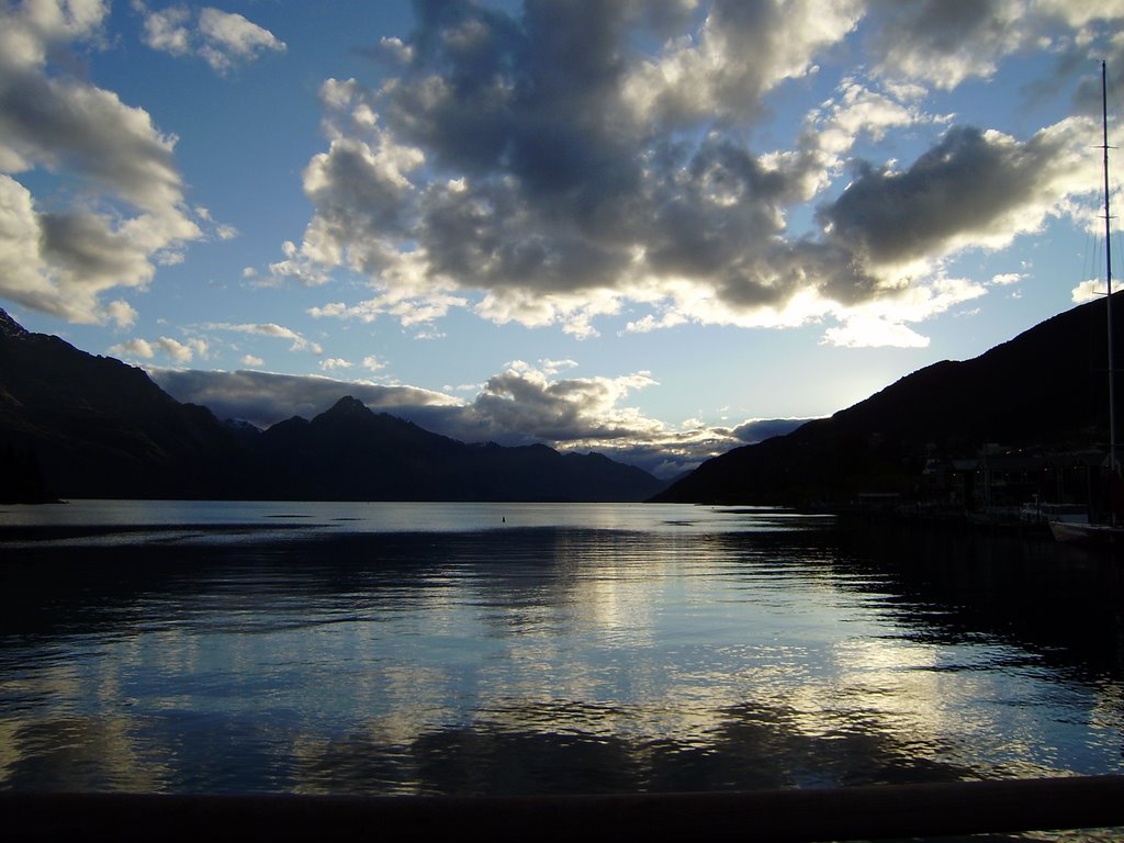 Sunset over Queenstown by gobnait_38