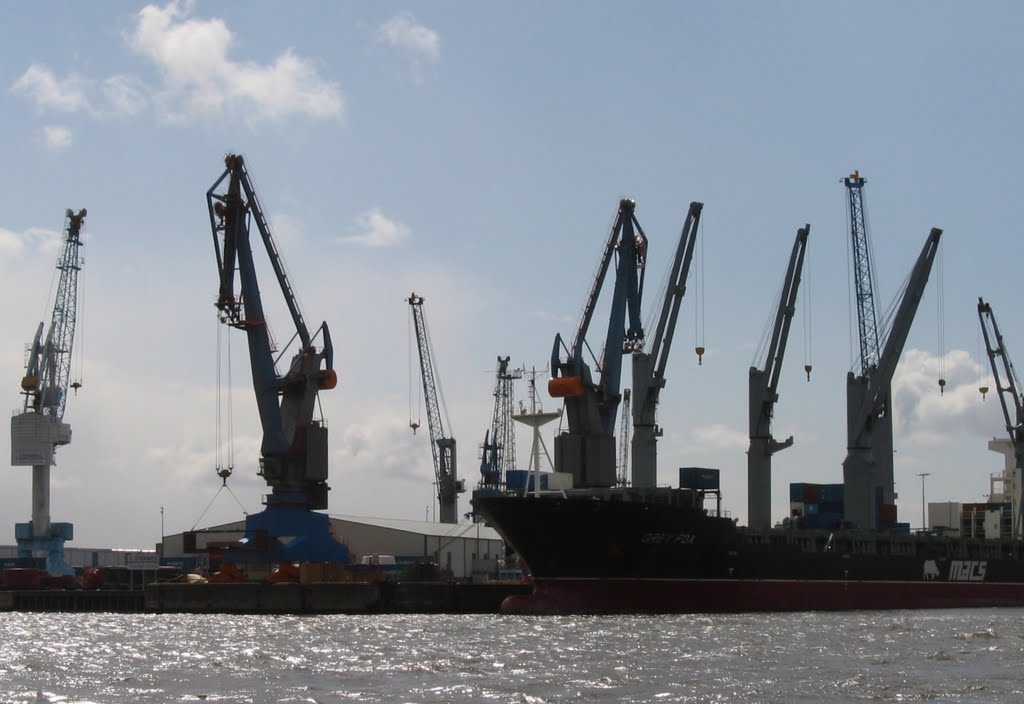 Le port de Hambourg / Hamburger Hafen by Daniel Wilk