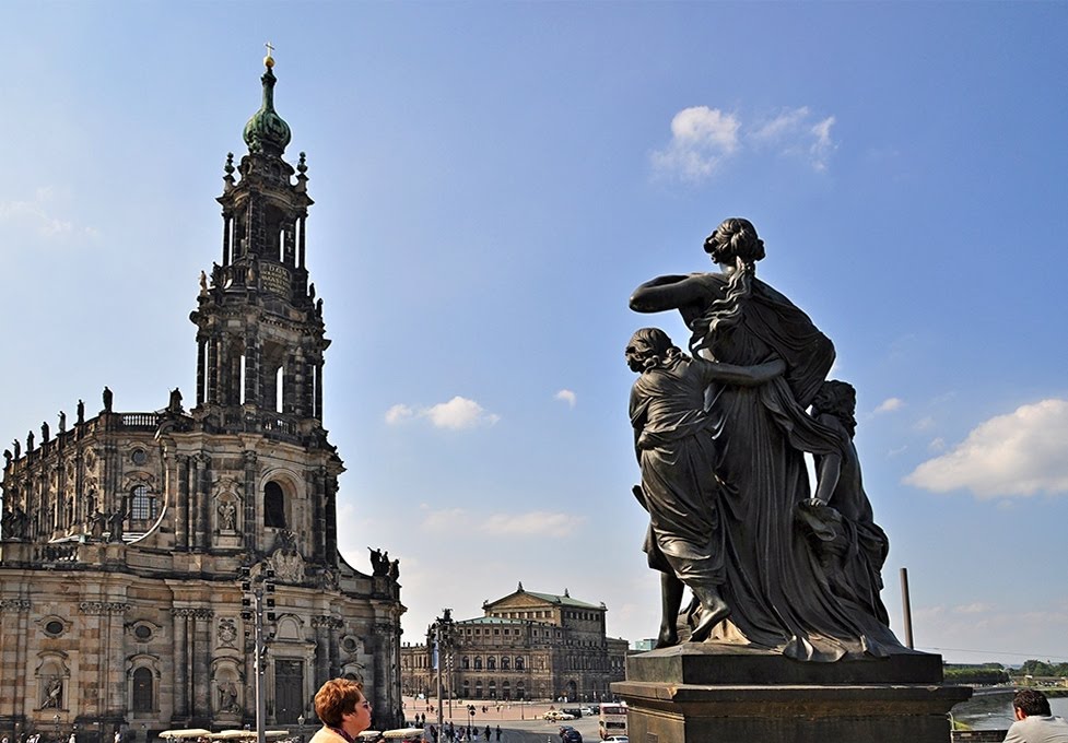 Vista de la catedral Hofkirche (Catedral de la Santísima Trinidad) y del teatro de la ópera by magoncan