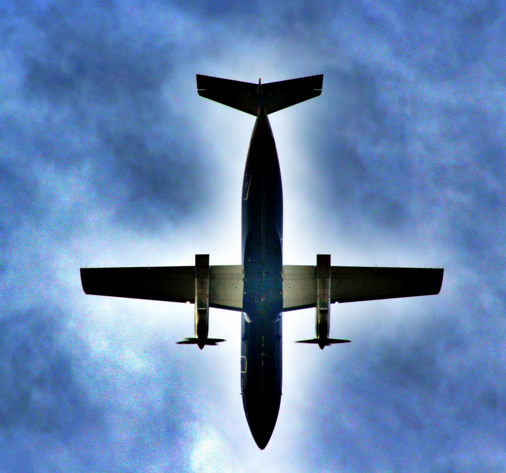 Taking of from LAX in Dockweiler Beach State Park, Playa Del Rey, CA by alek solo