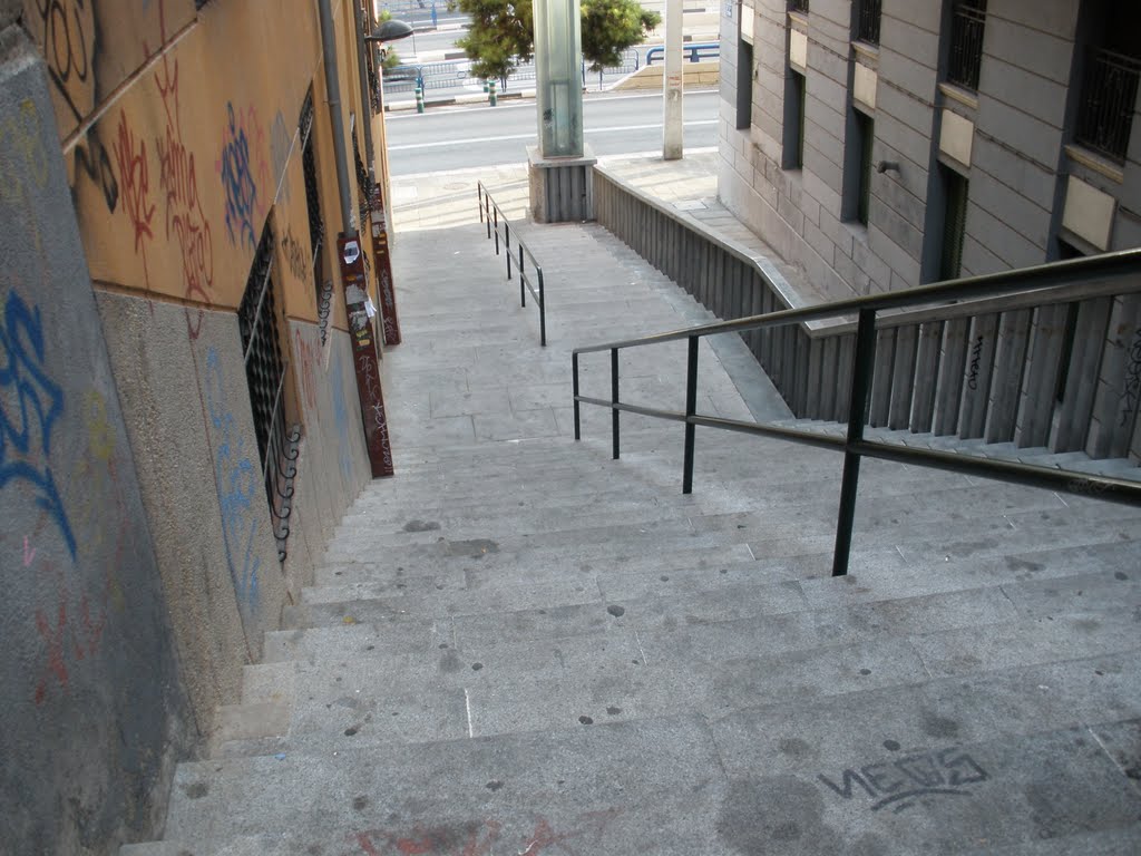 En la calle Cicerón escalera que baja a la calle Raimundo Fernández Villaverde by nunila77 merche