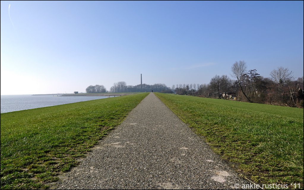 Wandelen op de dijk in Lemmer bij het IJsselmeer by Ankie Rusticus