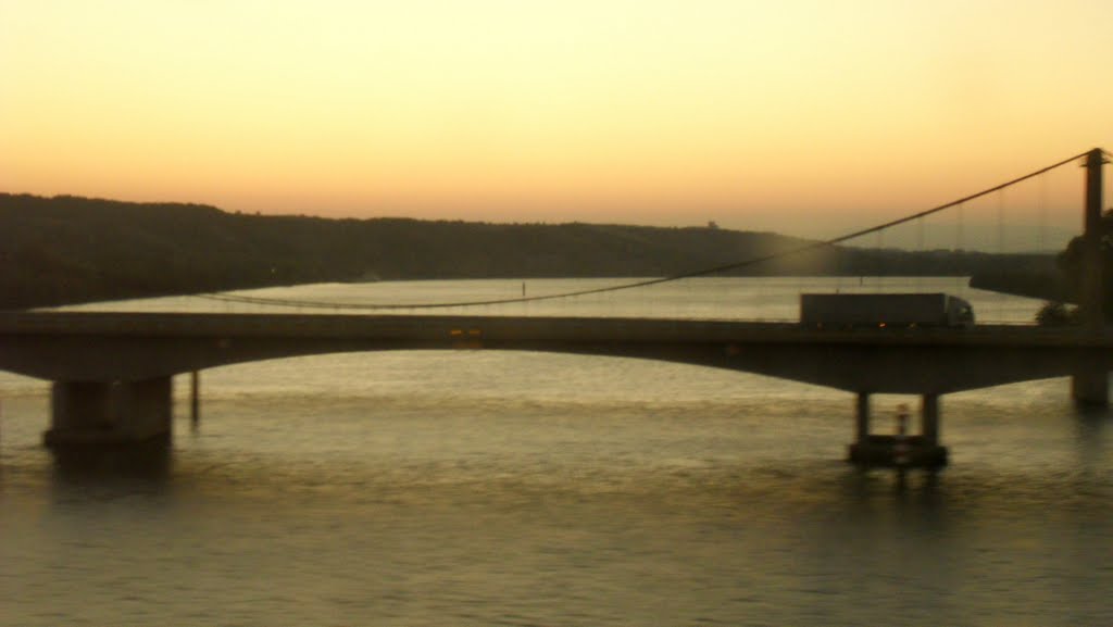 Le Rhône à l'aube à Roquemaure by Matopée