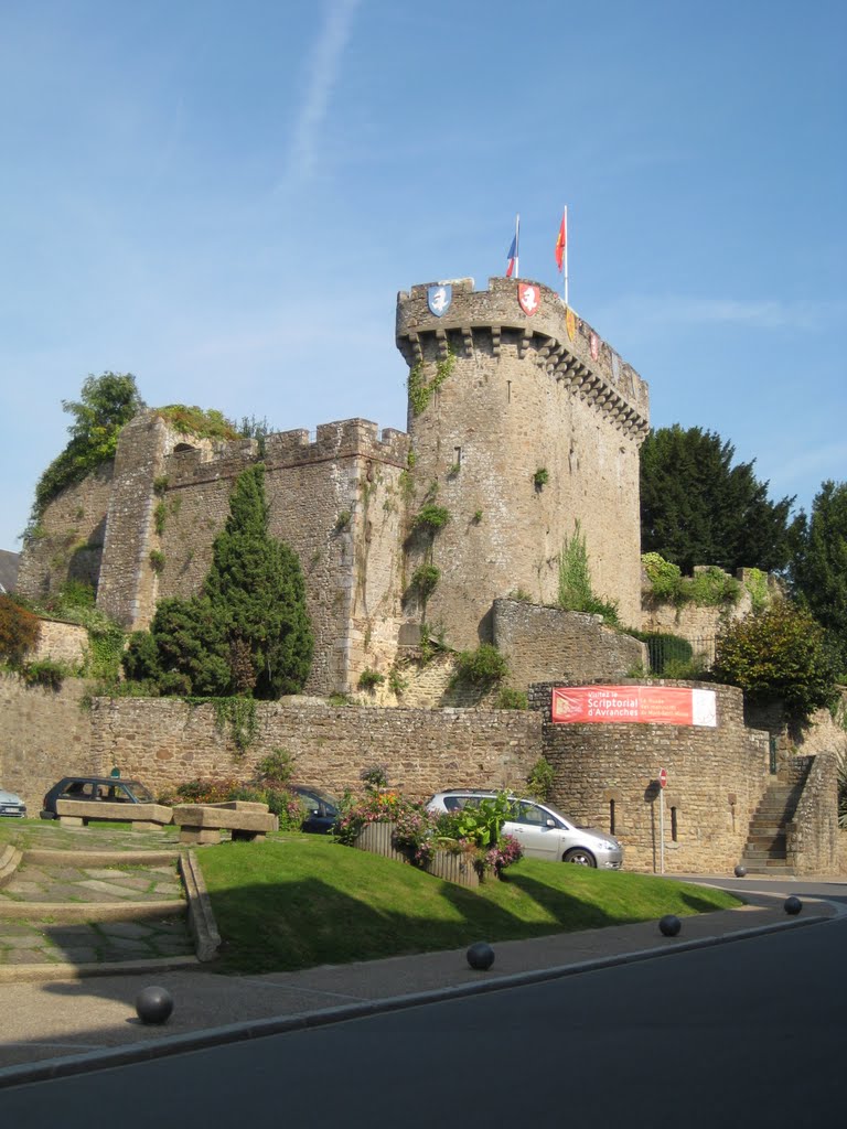 Le château médiéval, place d'Estouteville, à AVRANCHES (Manche). by GEORGES ENGUEHARD