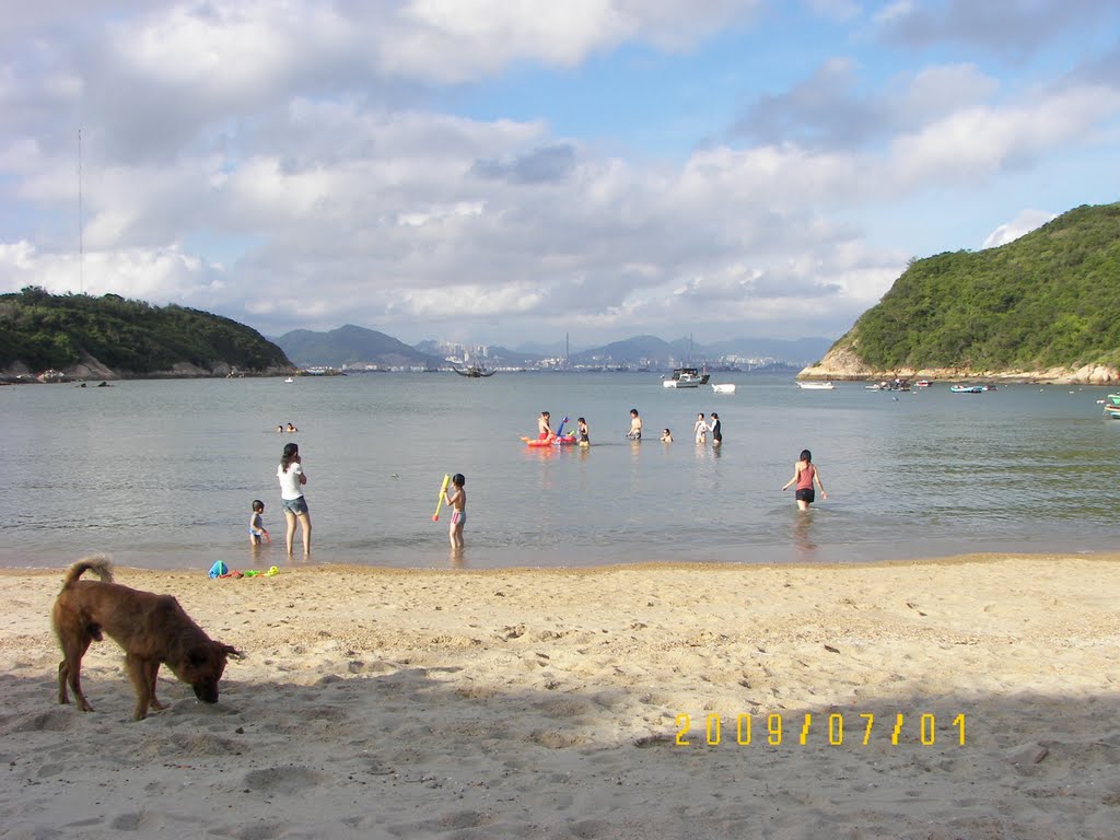 Tung Wan Beach by Siu Ki Lee