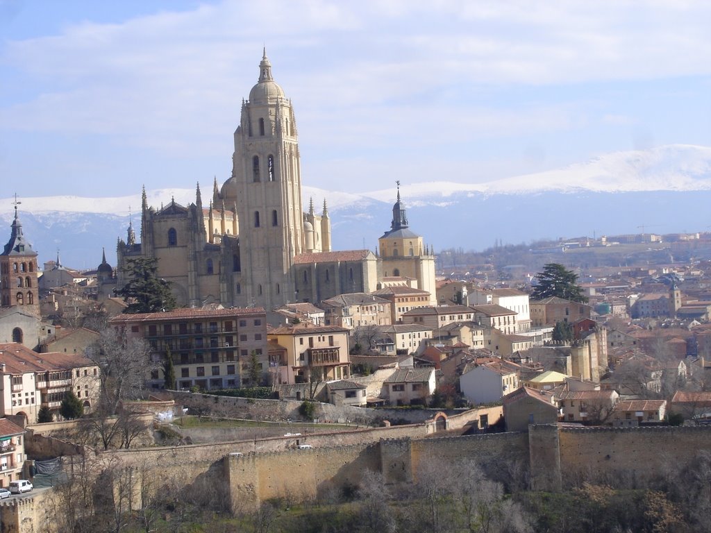 Vista de Segovia desde el Alcázar con la Sierra Nevada by micro695