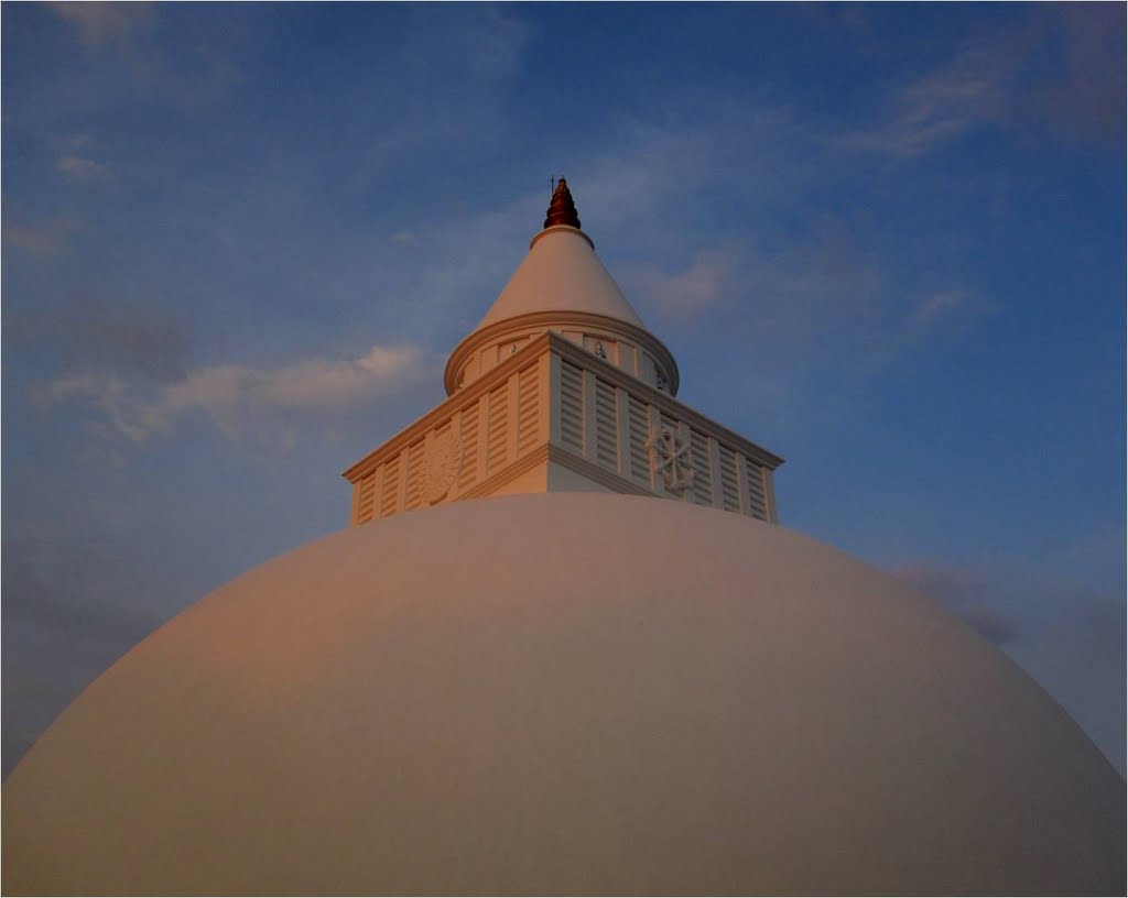 Kiriwehera Stupa by eranga pathirana