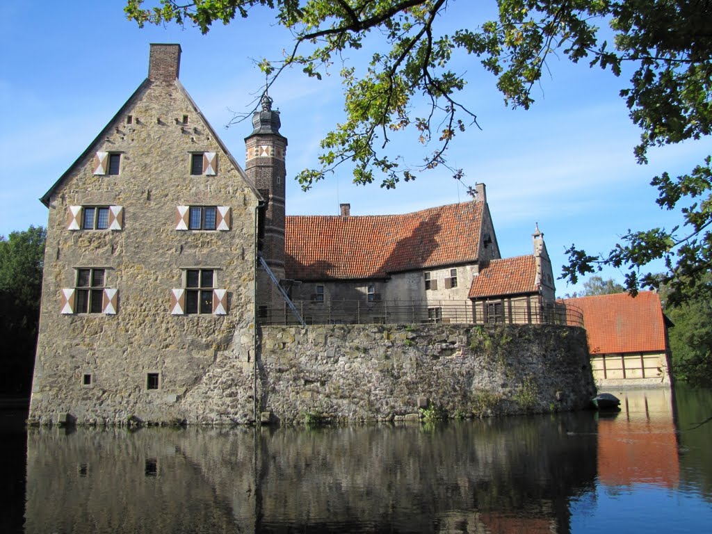 Lüdinghausen: Burg Vischering, Südflügel,Treppenturm,Nordanbau,Rentei Ringmauer by Dieter Möller