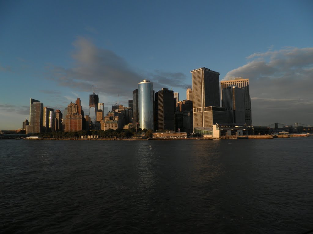 Skyline Downtown Manhattan by Bart Verschaeren