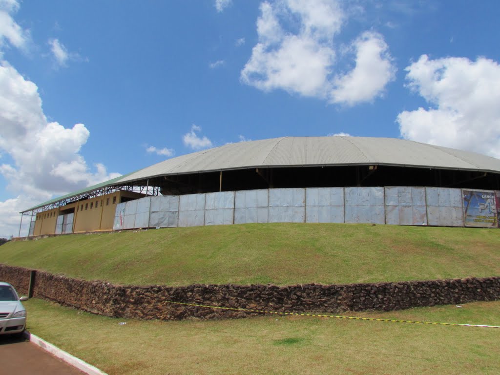 Pavilhão no centro de Eventos Ismael Sperafico em Toledo, PR. by Ricardo Mercadante