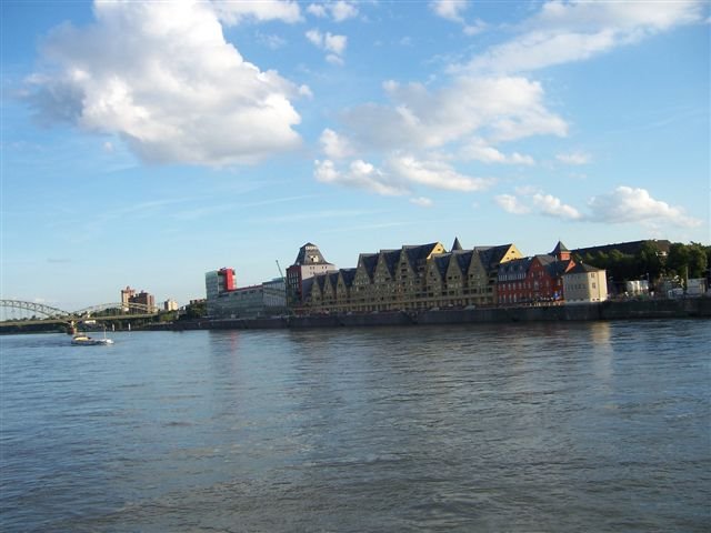 Rhein bei Köln Umbau der Häuser by biggutzi