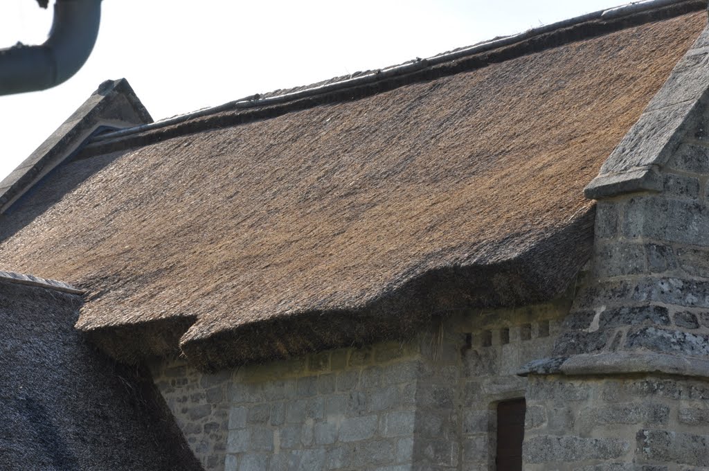 Unique en France, le toit en chaume de L'Eglise de Lestards en Correze. N°1 by Beck Jean-Paul