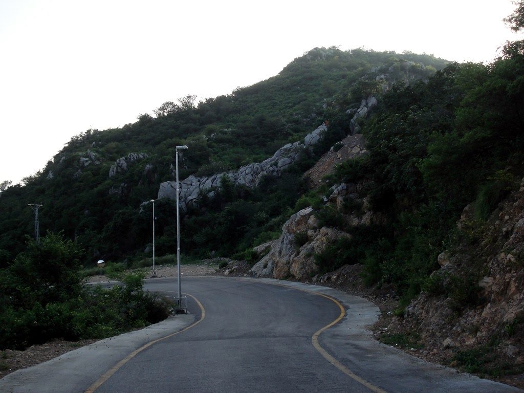 On The Way To Daman-e-Koh, Islamabad by Taha Tahir