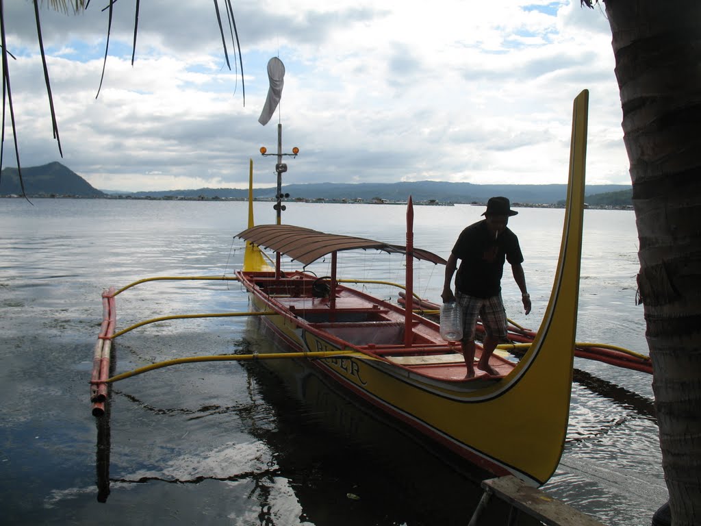 With this boat to Taal-Vulcano by andre oortgijs