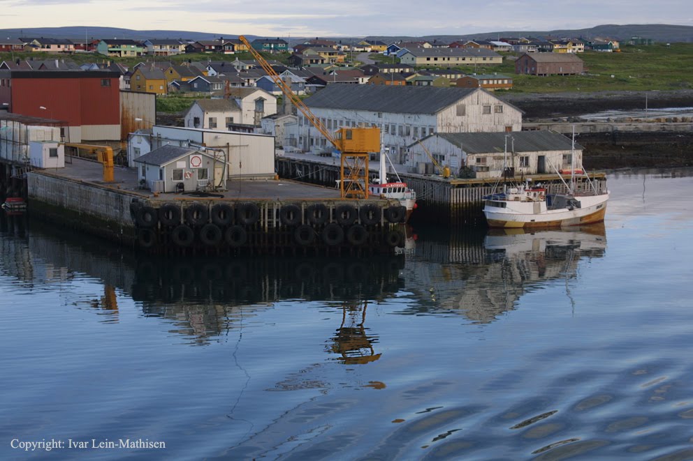 Vardø havn preges av alle fiskekaiene. by Ivar Lein-Mathisen