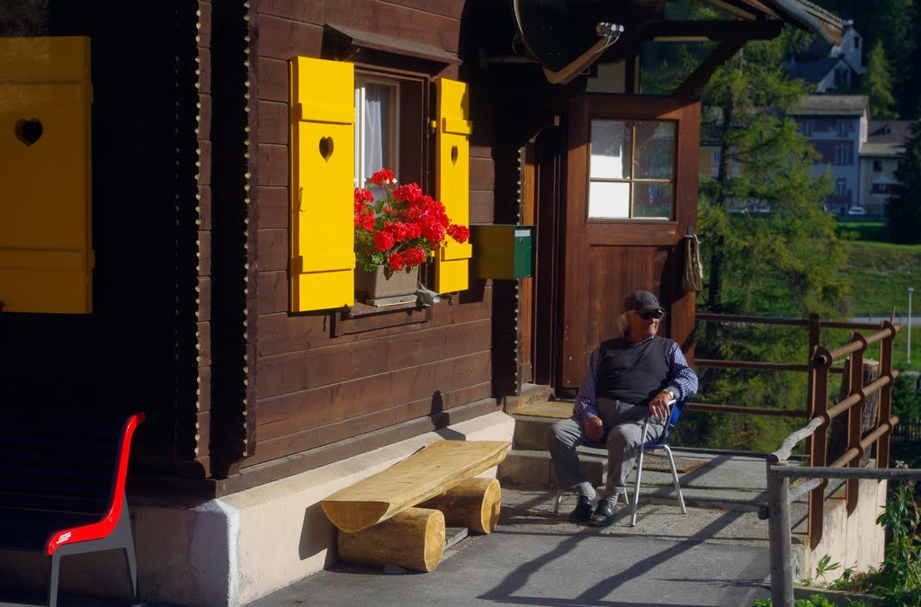 Enjoy the sun of september - Station of Surovas (CH) - Berninabahn by raginhardy