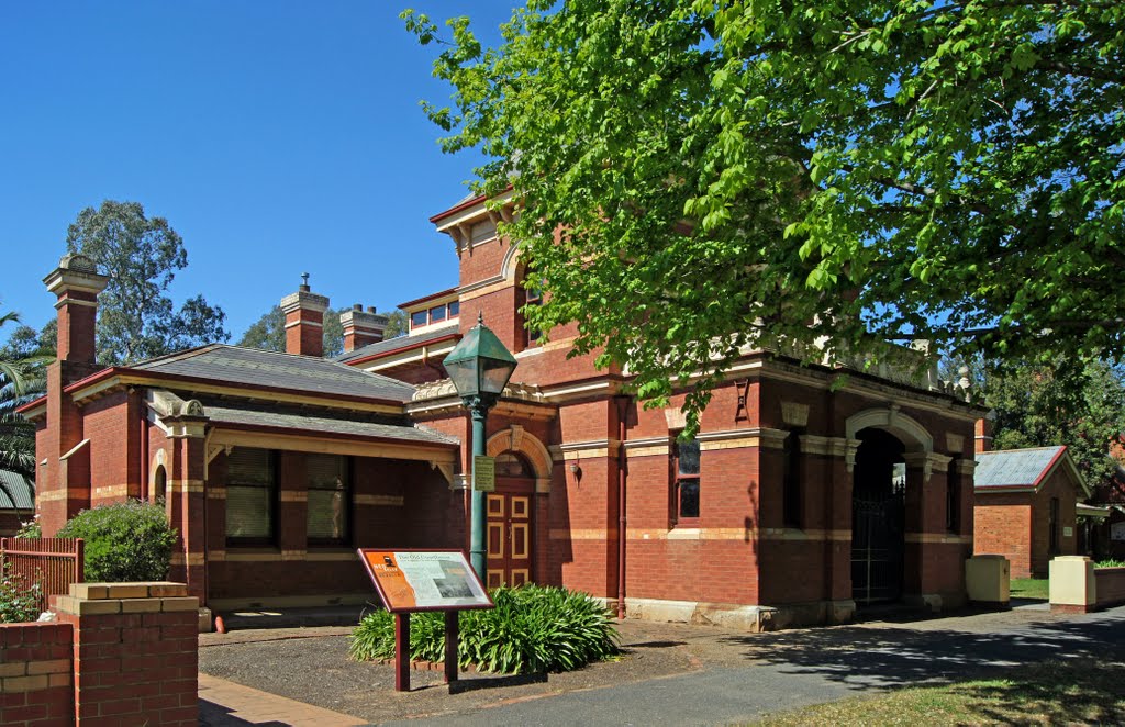 Former Court House (2011). Built in 1865 as a single-storey structure, this was the venue for several trials of the members of the (Ned) Kelly family by Muzza from McCrae