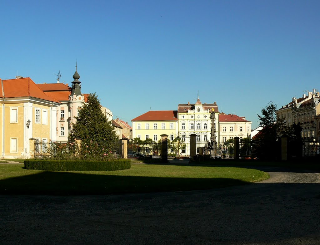 Duchcov (Dux) - Der Rathausplatz mit Pestsäule aus dem Schlossvorhof by Thomas Eichler