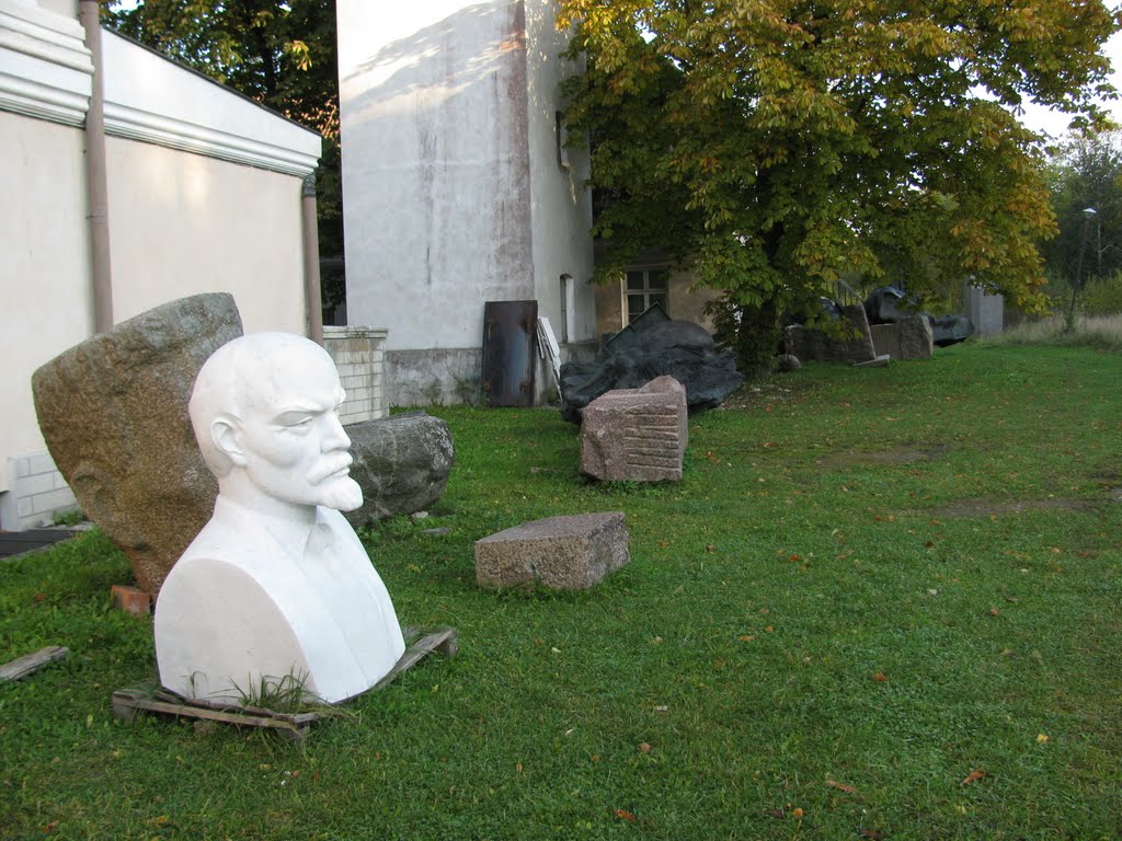 Lenin at Eesti Ajaloomuuseum, Tallinn by Raimo Mäkelä