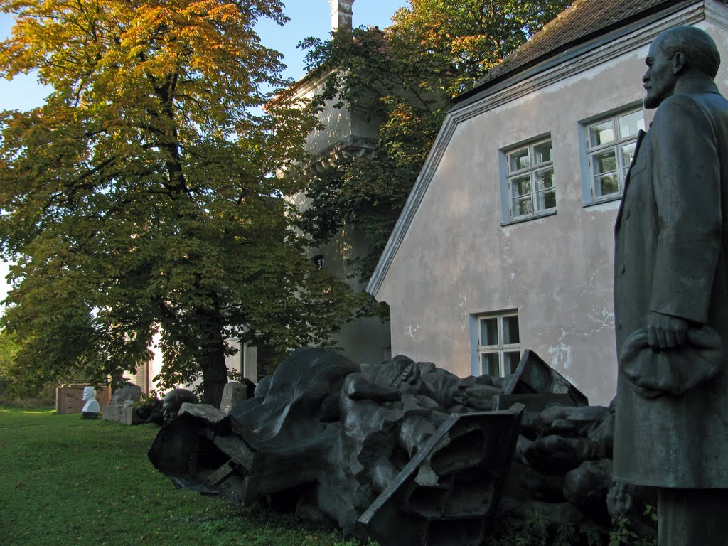 Lenin at Eesti Ajaloomuuseum, Tallinn by Raimo Mäkelä