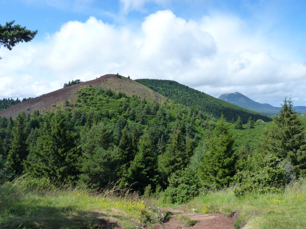 Le Puy de Lassolas by Emmanuel Romanet