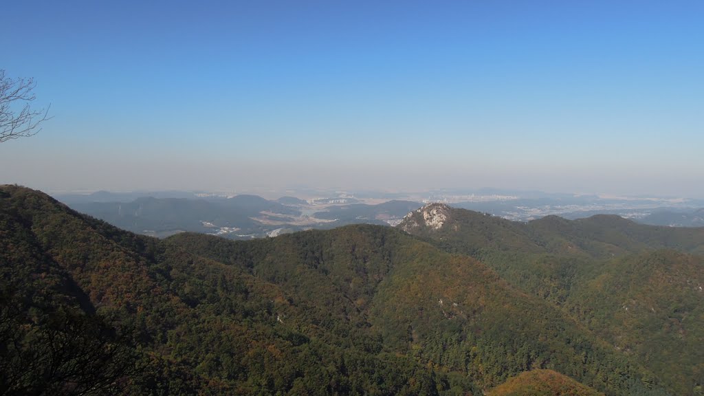 Soo-Am-Bong Peak, Mt. Soo-Ri-San (修理山), Gun-Po-Si, Korea by MC Han