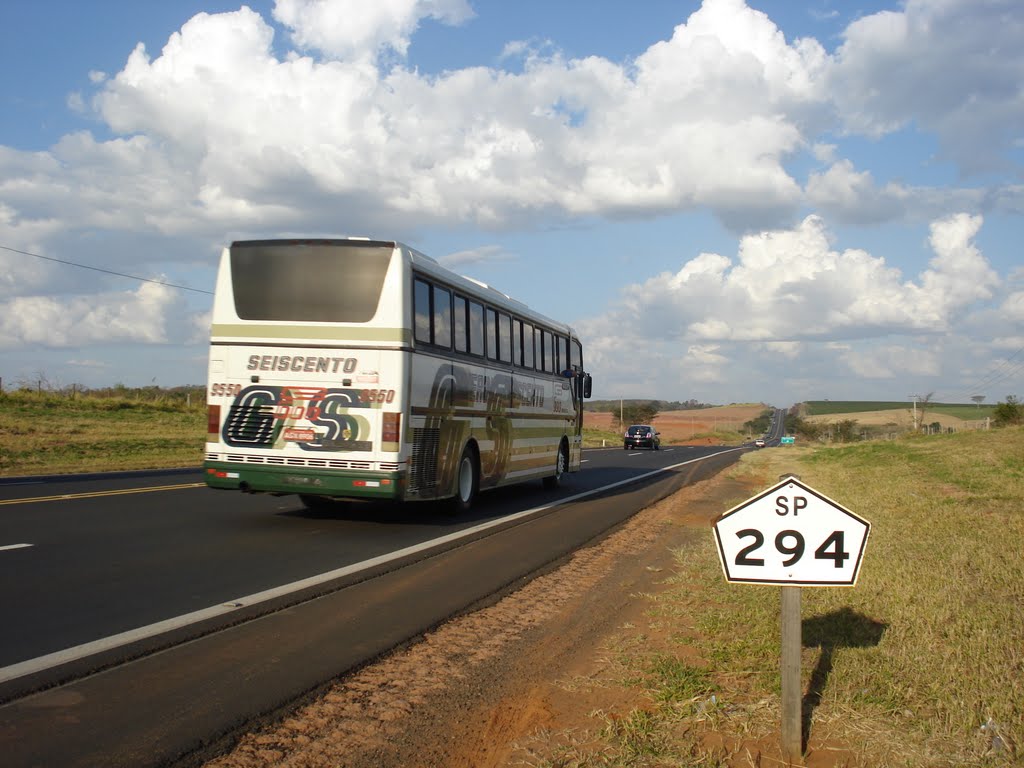 Rodovia Comandante João Ribeiro de Barros SP-294, km 476, pista Sul, divisa Oriente x Pompéia, sentido Marília e Bauru. by Edson Reis