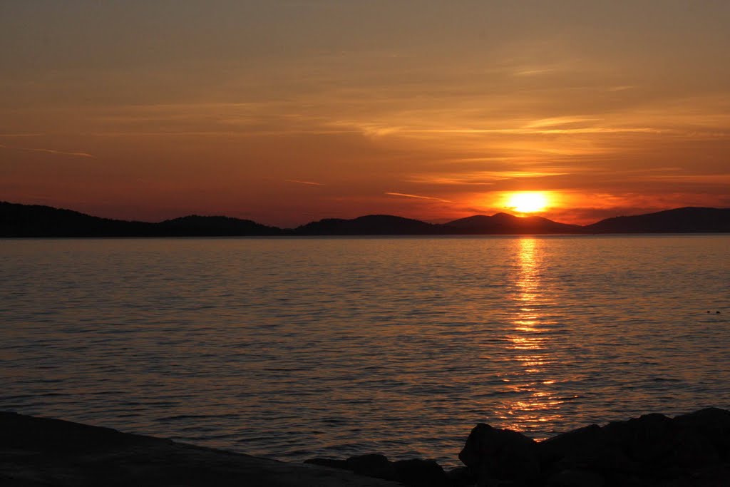 Coucher de soleil derrière l'île de Zlarin by Elymalijo