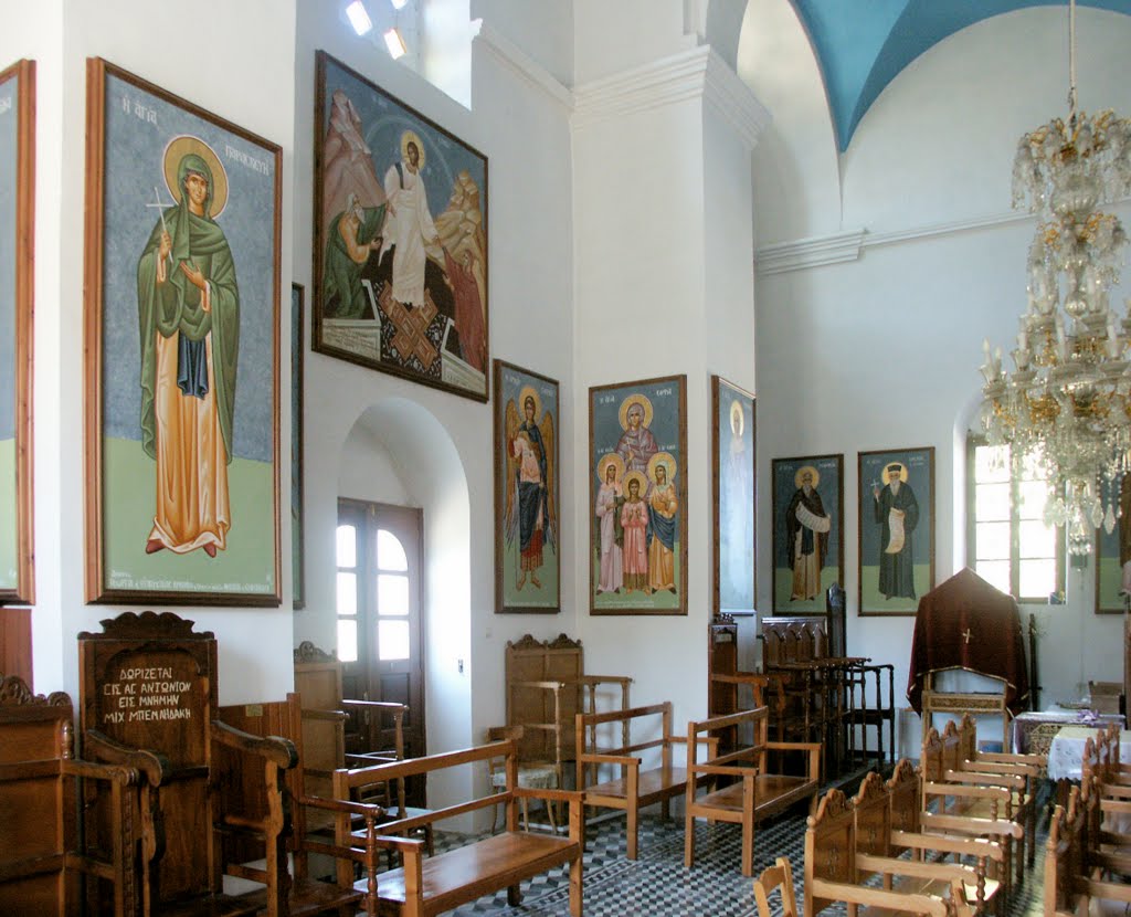 Eingangsbereich der orthodoxen Kirche in Laki by hjwinter