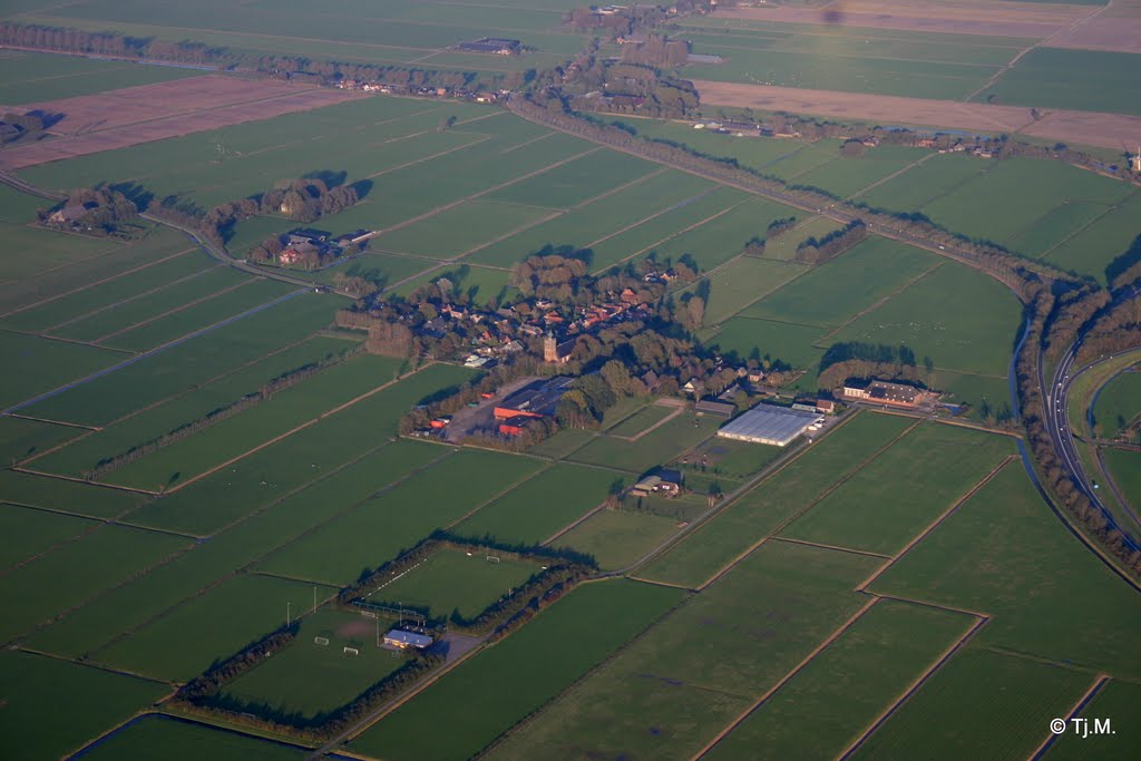 Noordwolde met de bekende sipeltoren! rechts de Eemshavenweg. by Tjeert.Mensinga ©