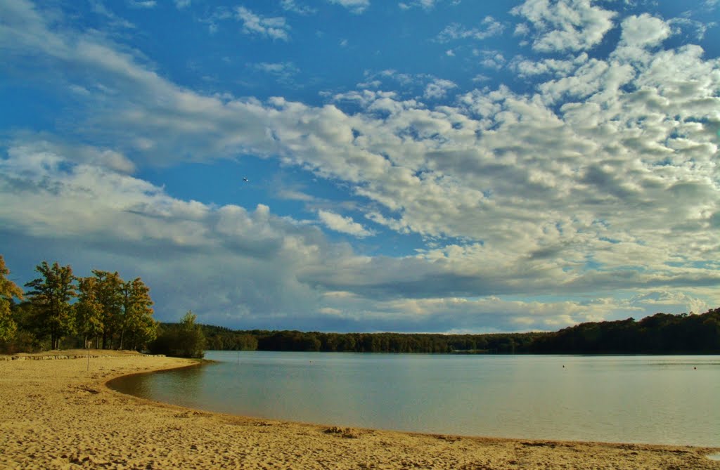 Le Grand Etang-Sillé le Guillaume by Robert  GAJEK