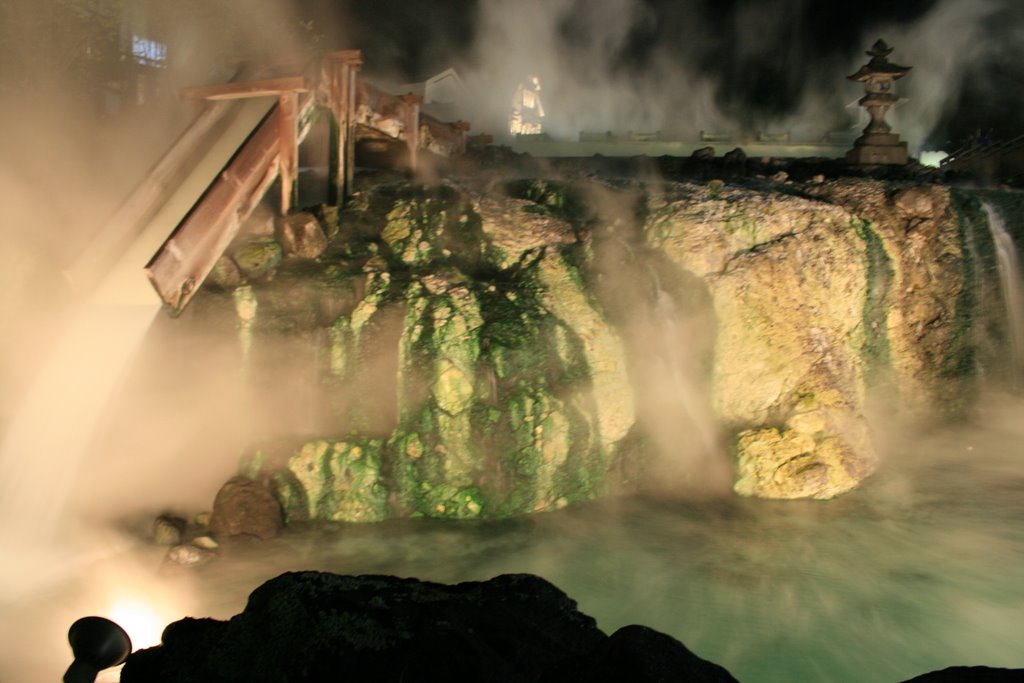 Kusatsu Onsen Natural Hotspring Pool by c_heise