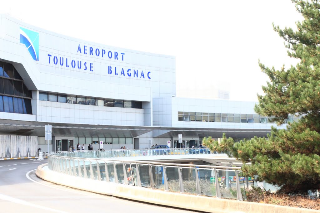 Toulouse Blagnac Airport Entrance by QuentinUK