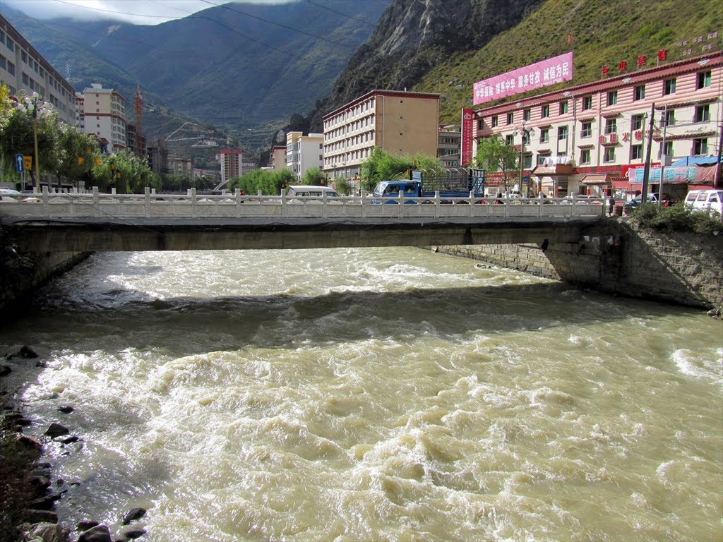 Kanding - the Dadu river races through town by Dolphintorn