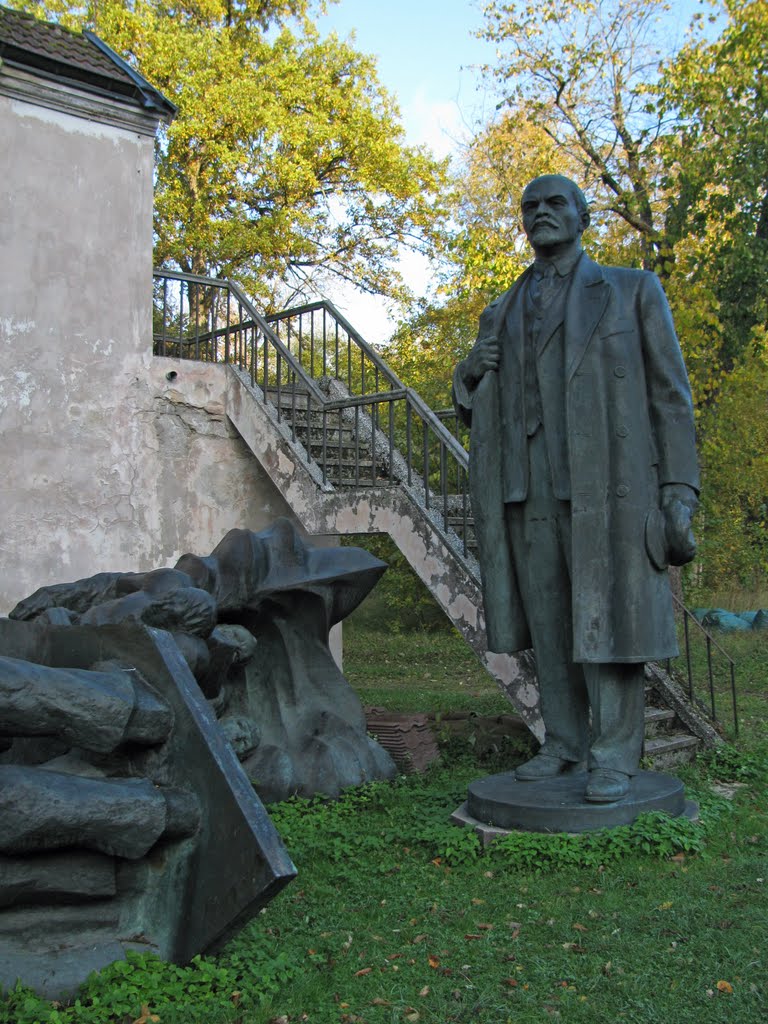 Lenin at Eesti Ajaloomuuseum, Tallinn by Raimo Mäkelä