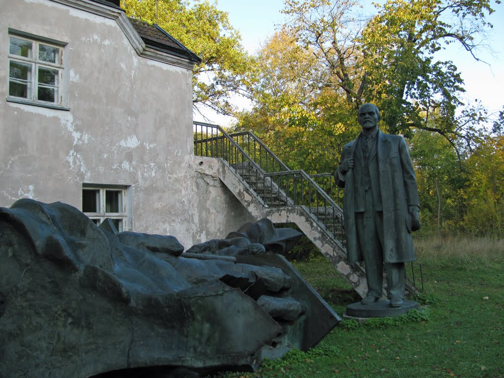 Lenin at Eesti Ajaloomuuseum, Tallinn by Raimo Mäkelä