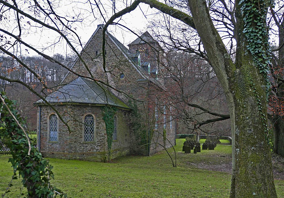 Kirche in Unterburg und alter Friedhof by GabiundKlaus