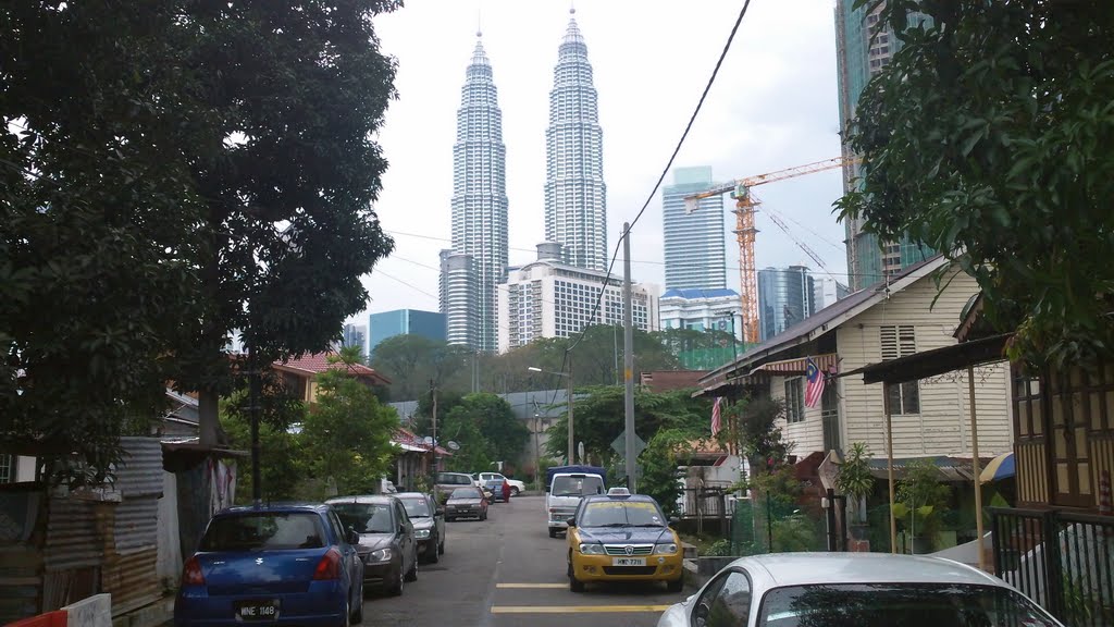 KLCC view from Jalan Raja Mahadi, Kampung Baru by asanov