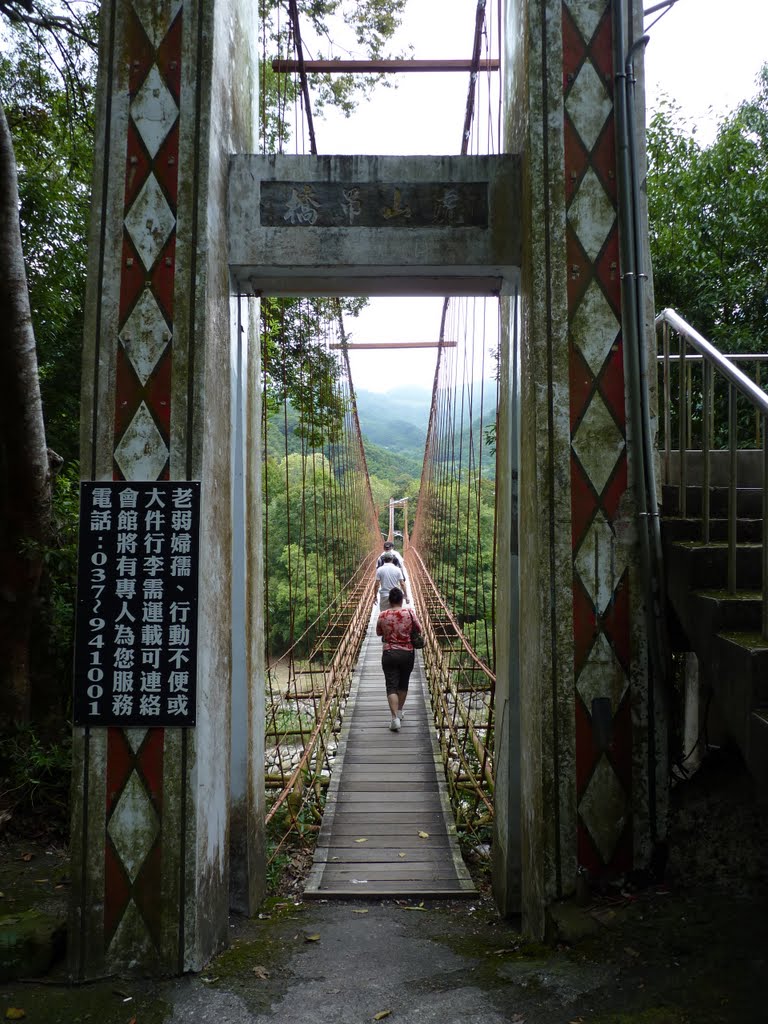 虎山吊橋，長約八十公尺，向北連繫 虎山溫泉大飯店 (苗栗縣泰安鄉圓墩73號，建於汶水溪中一座堅硬砂岩構成的小島， 方圓約直徑二百公尺<約1.8公頃>)。 http://www.hushan-hotspring.com.tw/ _tao by TC Tao