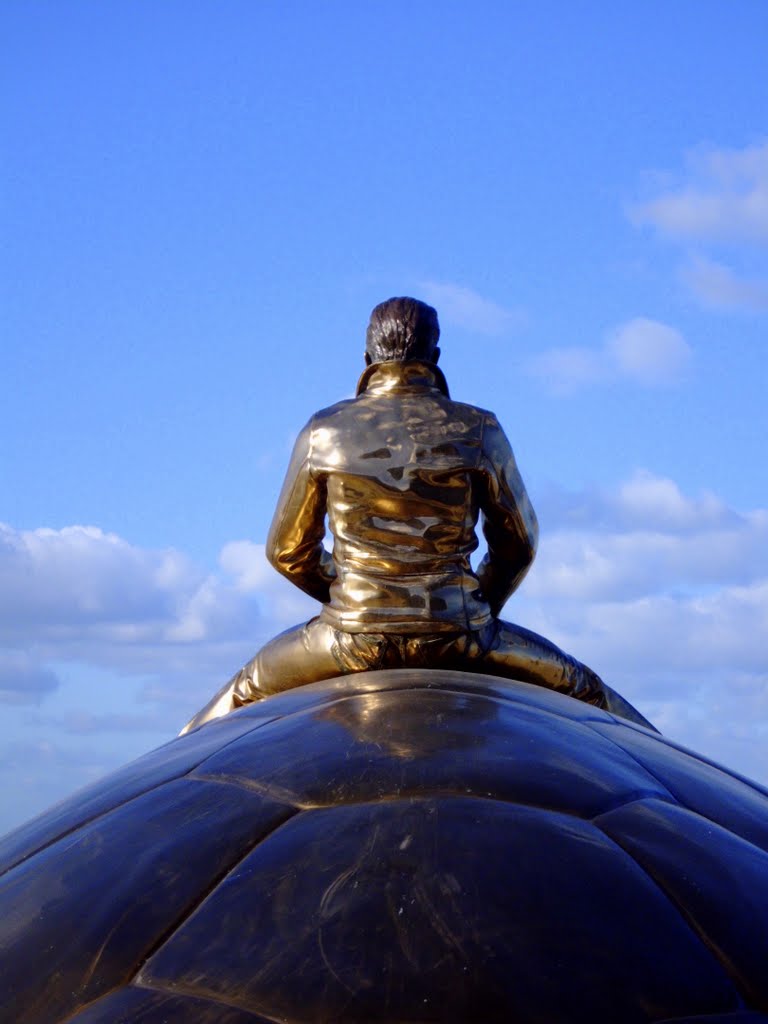 Belgium : Nieuwpoort Bad : 'Searching for Utopia’ The bronze artwork of Jan Fabre by tinawaldo