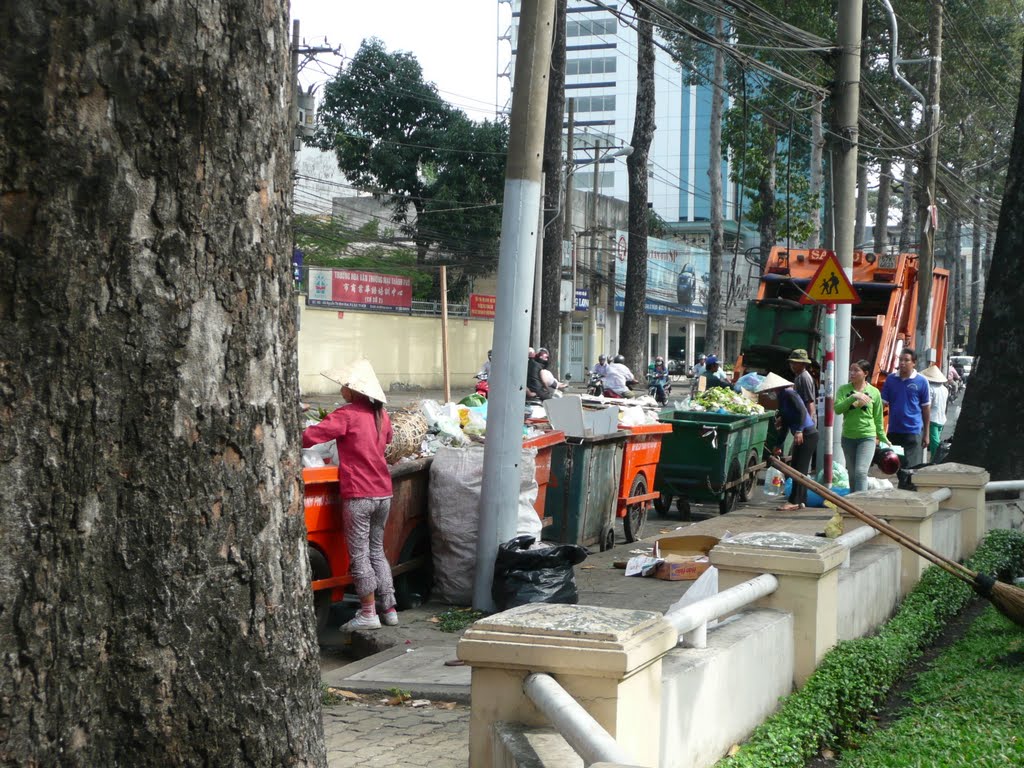 Gom Rác -đường Nguyễn thị Minh Khai - Sàigòn by thanhkieu