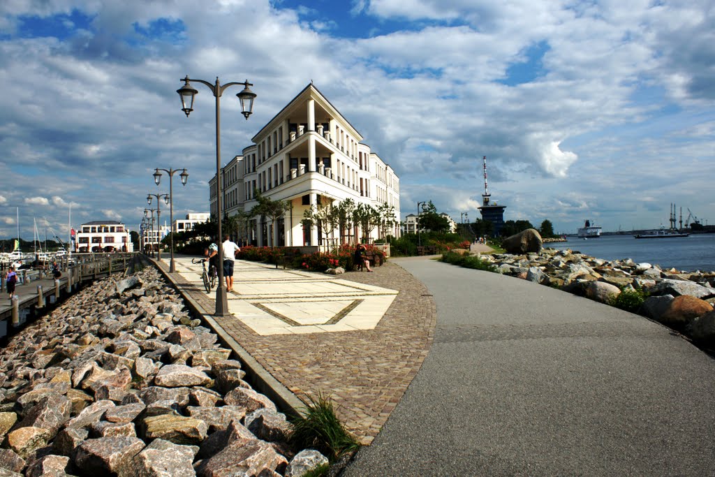 Warnemünde, Ostmole, Yachthafenresidenz "Hohe Düne" by Jörg Martin