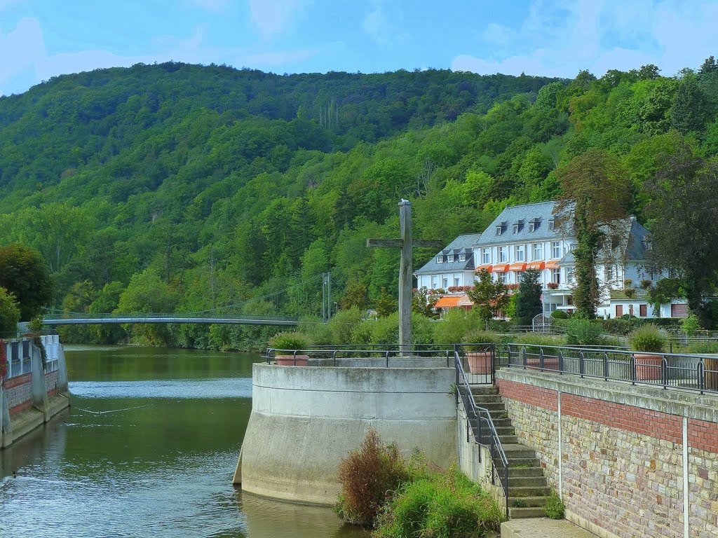 Bad Kreuznach, Kurpark. Mühlenteich und Nahe treffen sich. Im Hintergrund der Quellenhof by giggel